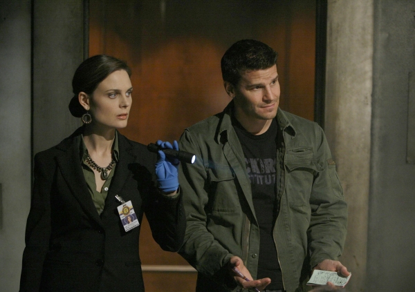 Bones: The Girl in Suite 2103 | Season 2 | Episode 6