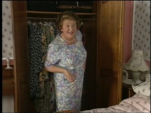 Keeping Up Appearances: A Barbecue at Violet's | Season 5 | Episode 8