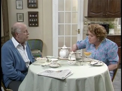 Keeping Up Appearances: A Celebrity for the Barbecue | Season 4 | Episode 3