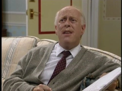 Keeping Up Appearances: Let There Be Light | Season 4 | Episode 7