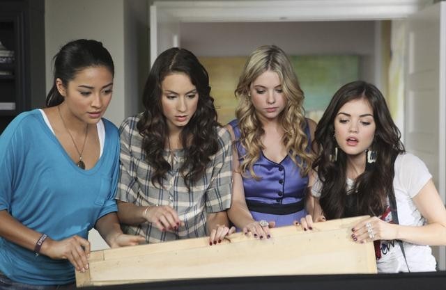 Pretty Little Liars: Please, Do Talk About Me When I'm Gone | Season 1 | Episode 8