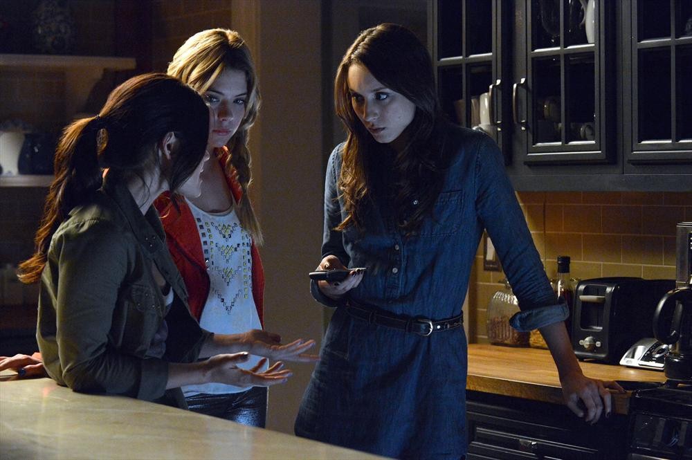 Pretty Little Liars: Turn of the Shoe | Season 4 | Episode 2